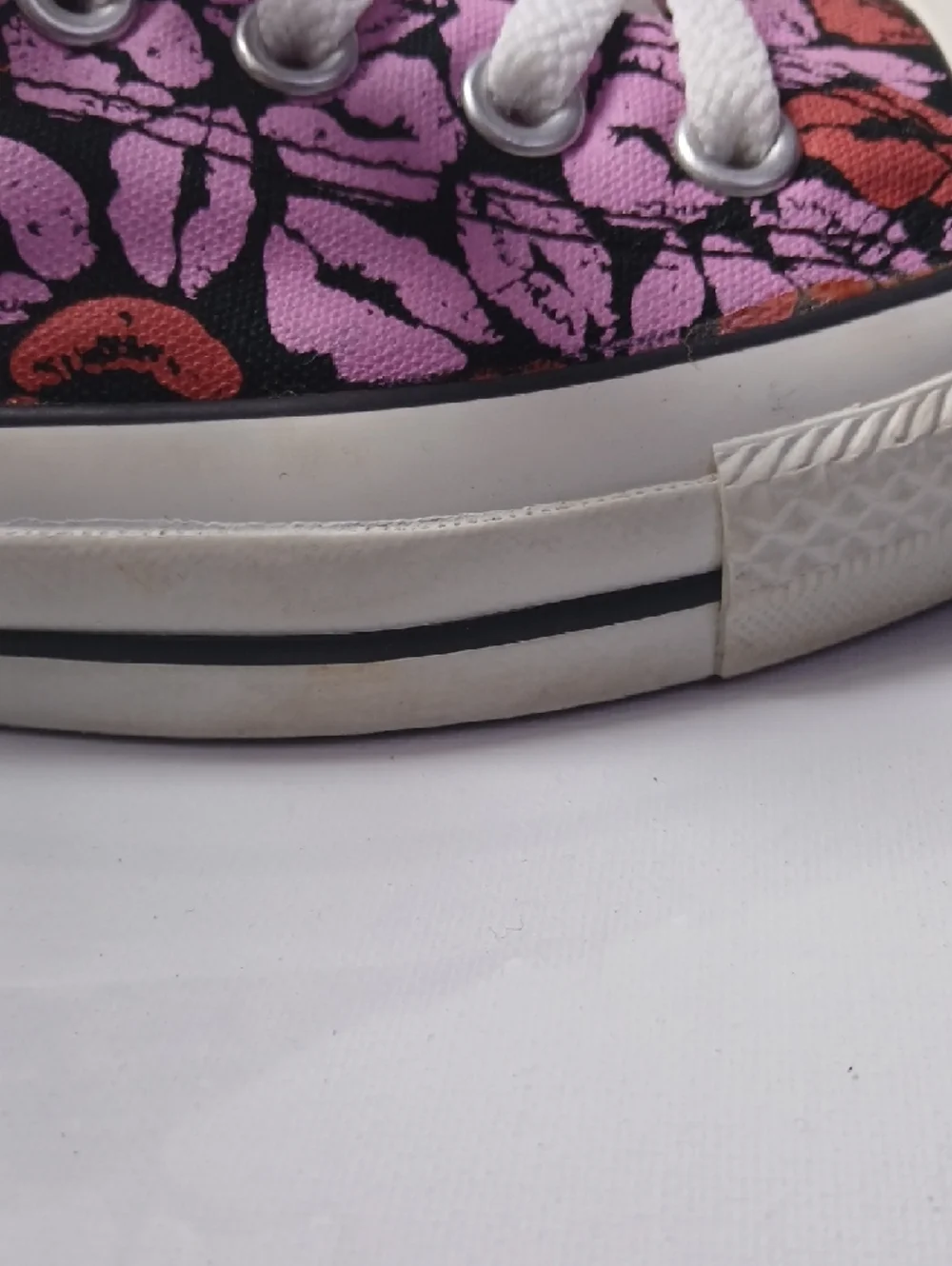 Converse Chuck Taylor All Star Low Top Pink & Red Lip Print Sneakers - Picture 8 of 16